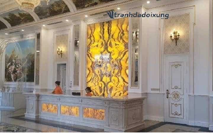 Tranh đá đối xứng xuyên sáng Onyx được trang trí tại sảnh khách sạn cao cấp 